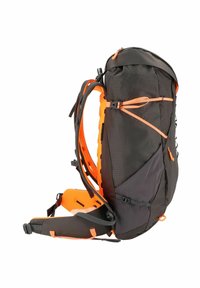 Mochila negra con acentos naranjas, que presenta un tejido texturizado, correas ajustables y un bolsillo lateral, diseñada para actividades al aire libre.