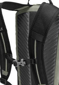 Schwarzer und olivgrüner Rucksack mit gepolsterten Netzriemen, einer strukturierten Rückseite und verstellbarer Kunststoffschnallenhardware.
