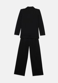 Σετ δύο τεμαχίων σε ομοιόμορφο μαύρο χρώμα. Περιλαμβάνει μπλούζα με γιακά και μακριά μανίκια και παντελόνι με φαρδύ πόδι. Κατασκευασμένο από μαλακό, λείο υλικό με γυαλιστερό φινίρισμα.