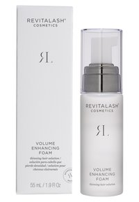 Revitalash Volume Enhancing Foam in un flacone trasparente con etichetta bianca, dettagli grigi e dispenser a pompa, accanto a una scatola di cartone bianca.