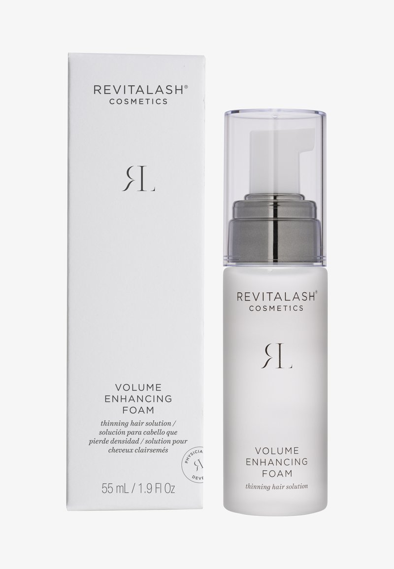 Revitalash Volume Enhancing Foam in un flacone trasparente con etichetta bianca, dettagli grigi e dispenser a pompa, accanto a una scatola di cartone bianca.