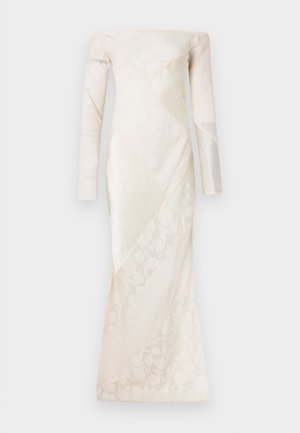 Šaty s odhalenými ramenami v krémovej farbe s dlhými rukávmi, so prekrývajúcimi sa geometrickými panelmi a textúrovaným kvetinovým vzorom. Hladký povrch.
