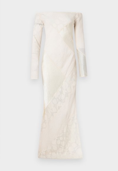 Šaty s odhalenými ramenami v krémovej farbe s dlhými rukávmi, so prekrývajúcimi sa geometrickými panelmi a textúrovaným kvetinovým vzorom. Hladký povrch.