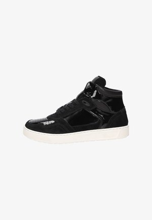 Schwarze High-Top-Sneaker aus einer Kombination aus Lackleder und Wildleder, mit einer weißen Gummisohle, runder Zehenform und durchbrochenen Akzenten.
