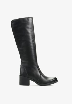 Czarny skórzany kozaki sięgające do kolan, z zaokrąglonym noskiem i słupkowym obcasem, na białym tle.