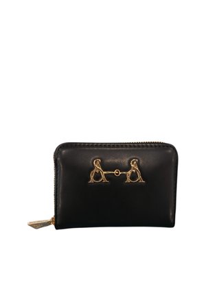 Portafoglio in pelle nera con zip e fermaglio dorato a forma di due lettere S intrecciate sulla parte anteriore.