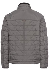 Grau gesteppte Jacke mit Stehkragen und schwarzen Akzenten. Verfügt über diagonale Nähte und ein kleines Logo am oberen Rücken. Glatte Textur.