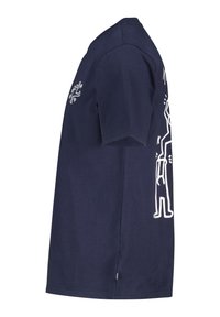 Camiseta de algodón azul marino con mangas cortas, que presenta diseños gráficos blancos de figuras en la parte delantera y trasera. Corte recto, diseño de cuello redondo.