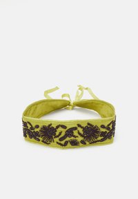 Brodert hodebånd i vibrerende limegrønn fløyel, med intrikate designs av lilla perler og blomster, samt justerbare bånd.