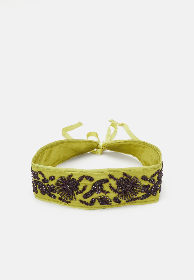 Brodert hodebånd i vibrerende limegrønn fløyel, med intrikate designs av lilla perler og blomster, samt justerbare bånd.