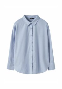 Camicia azzurra a maniche lunghe con bottoni, caratterizzata da sottili righe verticali bianche e un colletto classico, presentata su uno sfondo bianco.