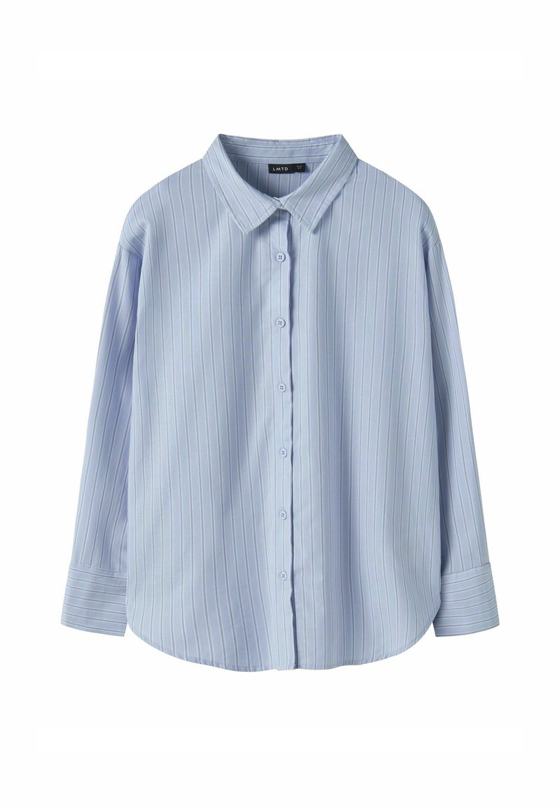 Camicia azzurra a maniche lunghe con bottoni, caratterizzata da sottili righe verticali bianche e un colletto classico, presentata su uno sfondo bianco.