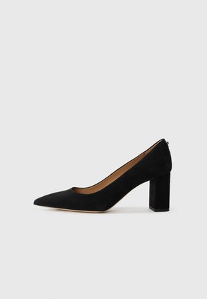 Czarne zamszowe szpilki o szpiczastym przodzie z masywnym, blokowym obcasem i minimalistycznym wzornictwem. Gładka faktura bez widocznych wzorów lub akcentów.