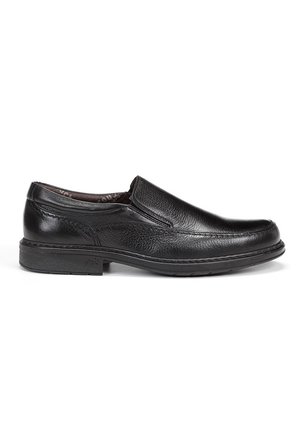 Zapato negro de cuero tipo slip-on con acabado texturizado, punta redondeada, detalles de costura sutiles y una suela baja de goma duradera.