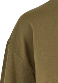Olivgrüner Pullover aus einem weichen, strukturierten Stoff; bietet eine lockere Passform und einen Design mit abgesenkten Schultern.
