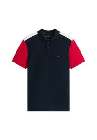 Polo navy con acentos rojos y blancos en las mangas. Presenta un collar clásico, una tapeta de tres botones y un pequeño logo en el pecho.