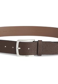 Ceinture en cuir marron avec une surface texturée et une boucle rectangulaire de couleur argentée. Nom de marque notable estampé sur le cuir.
