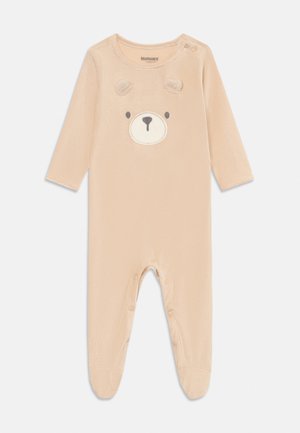 Bež dugački baby romper s kopčama na nogavicama, s likom medvjeda s teksturiranim ušima na prsima.