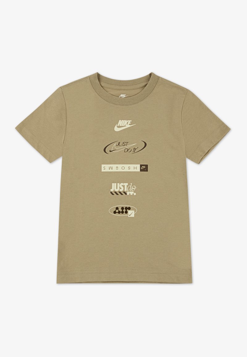 Kaki kokvilnas T-krekls ar dažādiem Nike logotipiem un devīzēm dažādās brūnā un bēša toņos, ar apaļu kakla izgriezumu un īsām piedurknēm.