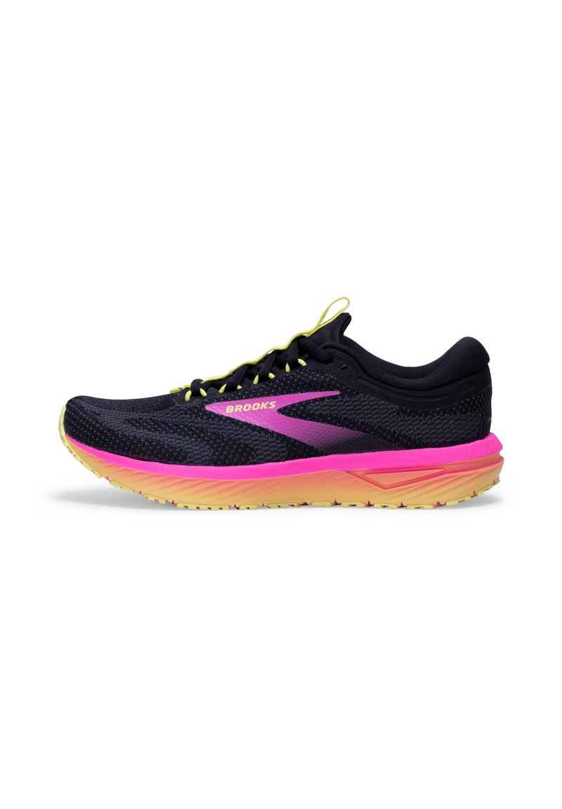 Scarpa da corsa nera con tomaia in mesh traspirante, intersuola rosa, dettagli gialli e suola in gomma con pattern di trazione.