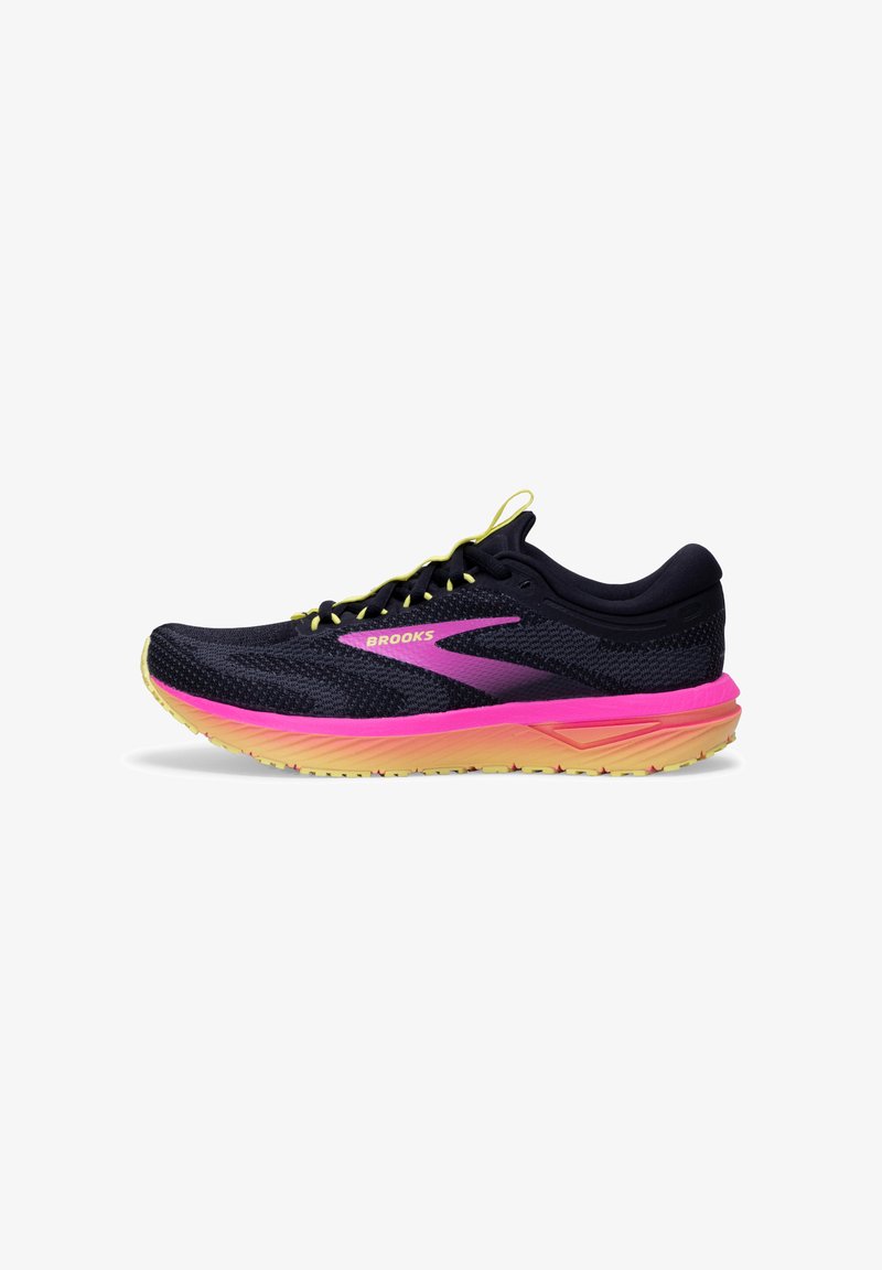 Zapatilla de correr negra con parte superior de malla transpirable, entresuela rosa, acentos amarillos y suela de goma con patrón de tracción.