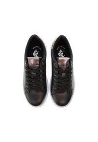 Sneaker in pelle nera con texture liscia, accenti metallici a contrasto, lacci sottili e suole bianche in gomma. Design minimalista.