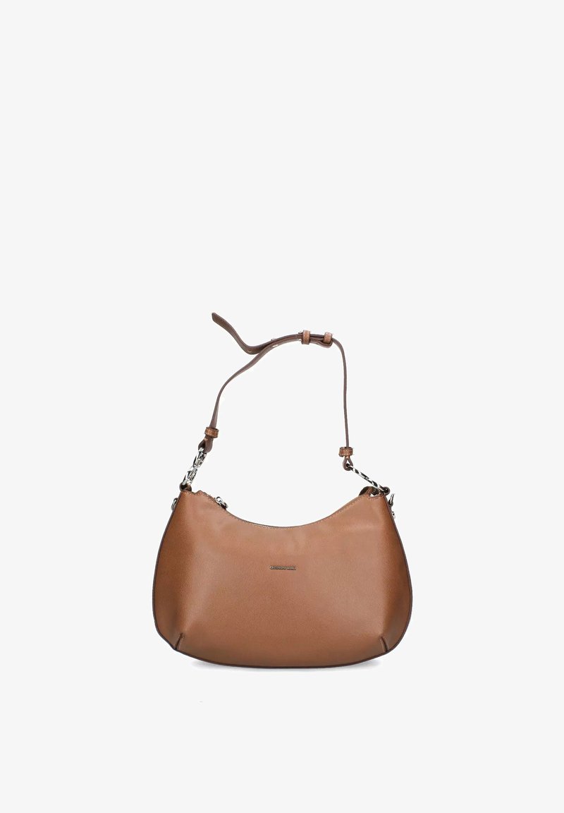 Brun læder skuldertaske med en buet form, justerbar strop, sølvhardware detaljer og en glat overflade.