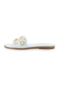 Weiße Rutsch-Sandalen mit goldfarbenen Akzenten und kreisförmigen Designs auf dem Obermaterial. Flache Sohle mit braunem Rand. Glatte Textur.