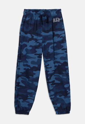 Pantaloni jogging blu e mimetici scuri, con vita elastica, coulisse, polsini elastici e logo "GAP" sull'anca sinistra.