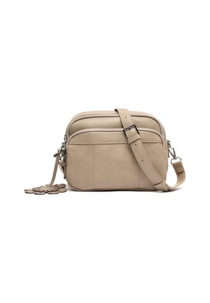 Borsa a tracolla in pelle beige con due scomparti con cerniera, tracolla regolabile e portachiavi a forma di fiore decorativo su uno sfondo bianco.