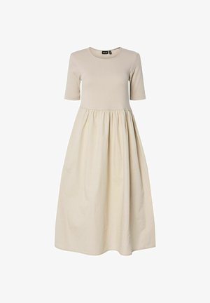 Lühikeste varrukatega kleit helesemis kangast, millel on sobiv kehaosa ja kogutud, laienev seelik. Sile tekstuur, ümar kaelus.