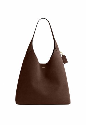 Braune Ledertasche mit einem Schulterriemen, kleinem goldfarbenem Coach-Logo und befestigtem Lederanhänger auf weißem Hintergrund.