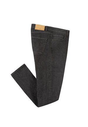 Donkergrijze denimjeans met een rechte pijp, voorzien van een leren label op de tailleband en twee achterzakken. Zachte textuur en stevige stiksels.
