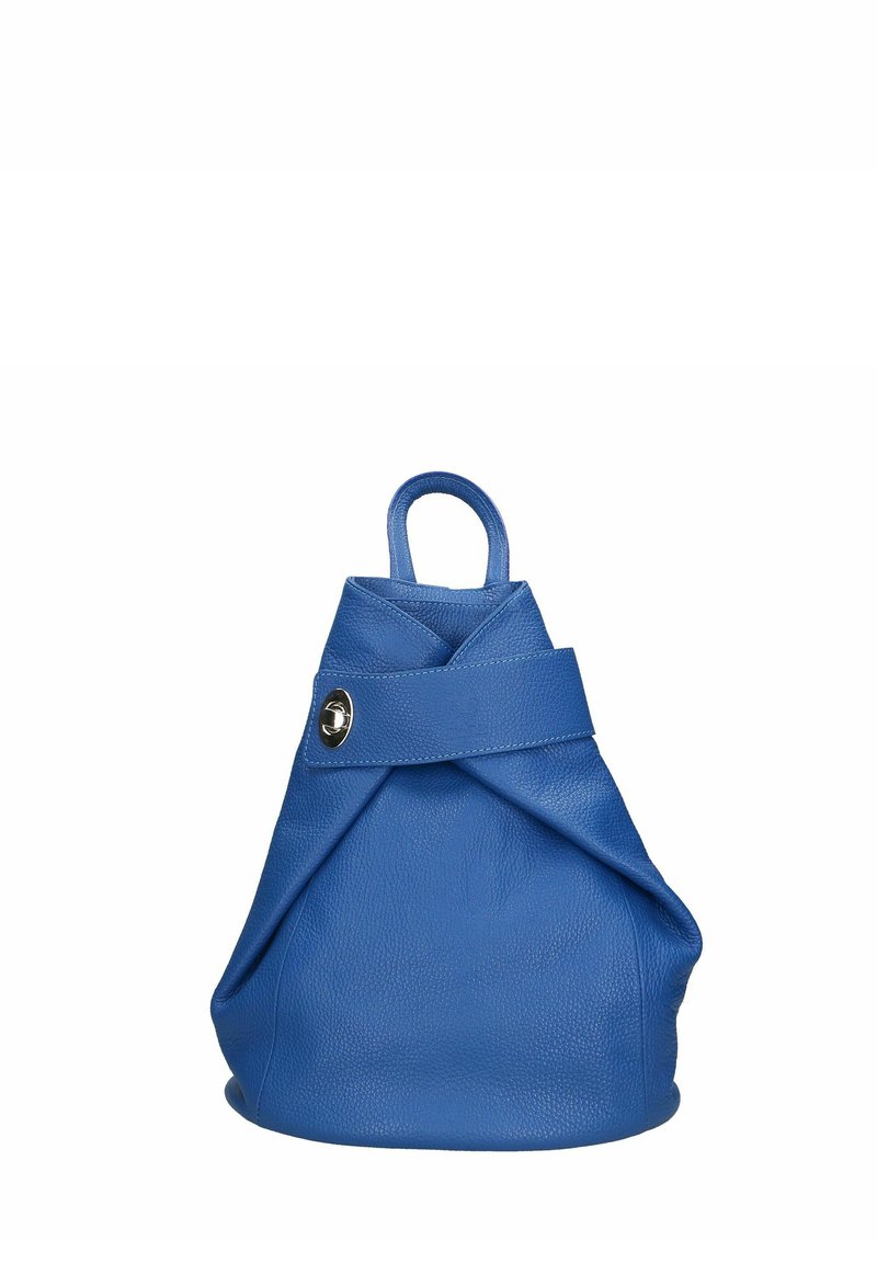 Blå läderhandväska med rundad bas, vridna veck, handtag på toppen och ett silverfärgat tryckknappslås. Slät textur och minimalistisk design.