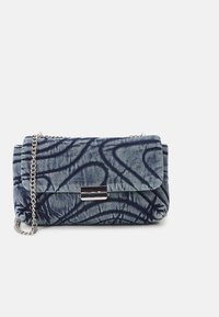Borsa a tracolla in denim con un motivo astratto blu navy, patta pieghevole, hardware in tonalità argento e tracolla a catena rimovibile.