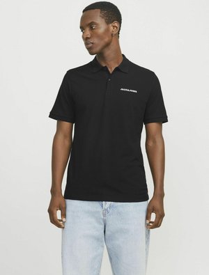 Schwarzes Poloshirt mit Kragen, kurzen Ärmeln und gesticktem "JACK & JONES"-Logo auf der linken Brust. Trägt man mit hellblauen Jeans.