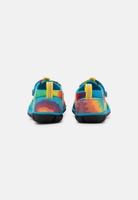 Fargerike sandaler med et tie-dye mønster i blått, gult, oransje og rødt. Laget av lette materialer med en svart gummisåle.