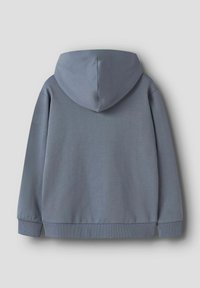 Bluza z kapturem w miękkim, średnim szarym kolorze. Charakteryzuje się prostym designem, prążkowanymi mankietami i dolnym brzegiem, gładką fakturą oraz kieszenią typu kangur.