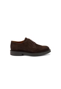 Scarpe lacci in suede marrone scuro con punta rotonda, suola piatta in gomma e dettagli di cucitura minimi sulla tomaia. Rivestimento interno liscio.