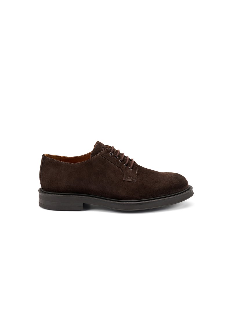 Scarpe lacci in suede marrone scuro con punta rotonda, suola piatta in gomma e dettagli di cucitura minimi sulla tomaia. Rivestimento interno liscio.