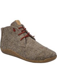 Szare filcowe botki za kostkę z czerwonymi sznurówkami, z zaokrąglonym noskiem i teksturowaną brązową gumową podeszwą. Skórzana metka na górze.