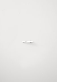 Pince à cravate en argent, forme rectangulaire plate avec une finition polie, dotée de détails en lignes diagonales, conçue pour une tenue formelle.