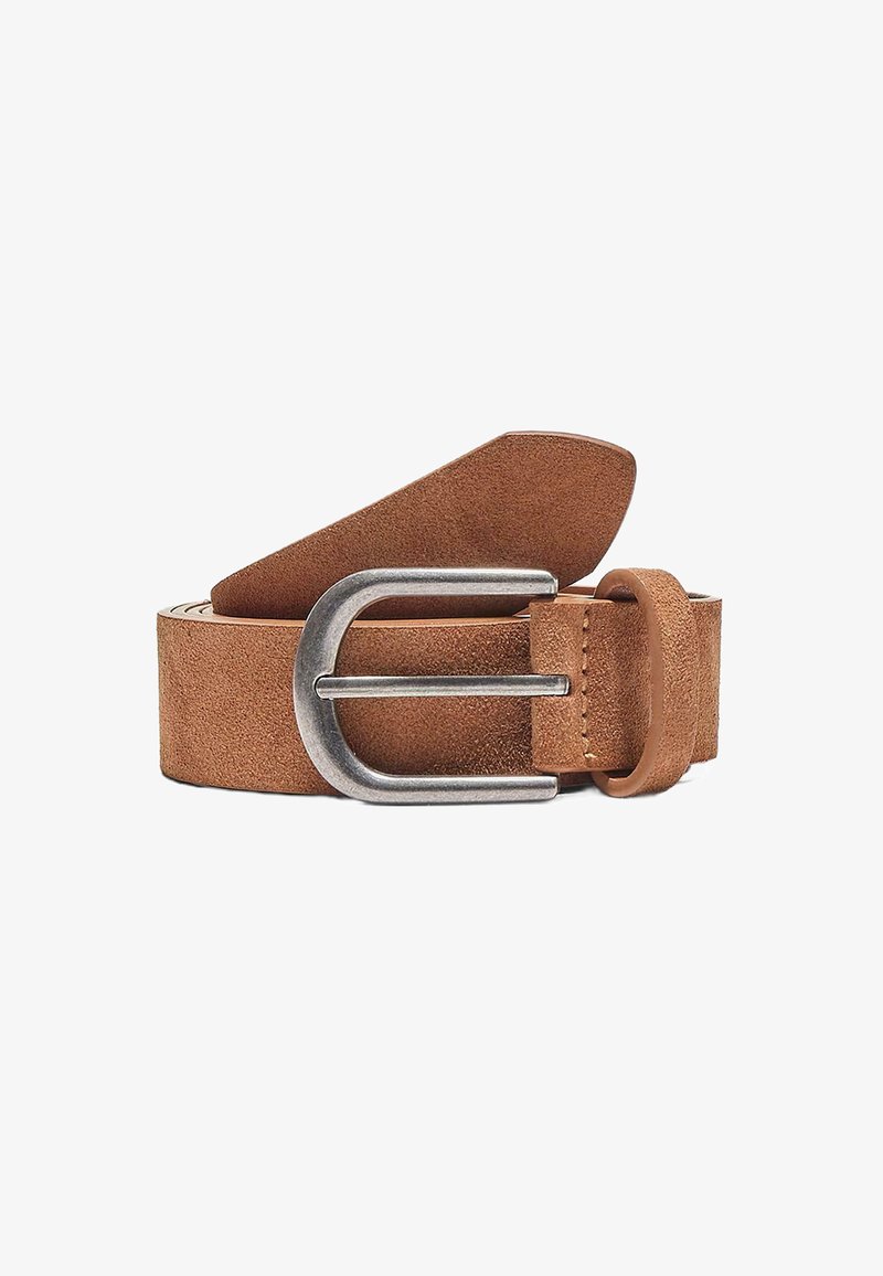 Hnedý semišový opasok s brúsenou kovovou prackou, ktorý má hladkú textúru a čisté línie, doplnený jemnými švami.