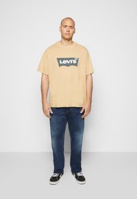 Levi's® Plus GRAPHIC TEE - T-shirt estampada - beige/sand