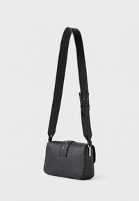 Melns mākslīgās ādas crossbody soma ar teksturētu virsmu, vāciņu un regulējamu siksnu ar sudraba krāsas aksesuāriem.