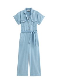 Combinaison en denim bleu clair avec un col, des manches courtes, deux poches poitrine, une ceinture à la taille et une coupe ample.