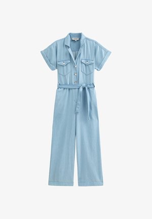 Lichtblauwe denim overall met een kraag, korte mouwen, twee borstzakken, een tailleband en wijde pijpen.