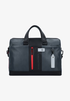 Bolsa de viaje de cuero gris con acentos negros, bolsillo con cremallera roja y etiqueta removible. Presenta asas dobles y una correa para el hombro desmontable.