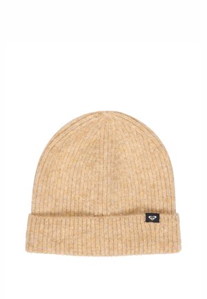 Beige geribbelde gebreide muts met omgeslagen rand en een klein zwart label met een wit hartlogo.
