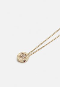 Gouden pendant halsketting met een ronde ontwerp, centrale heldere kristallen en gegraveerde merknaam met een driekleurige accenten aan de zijkant.